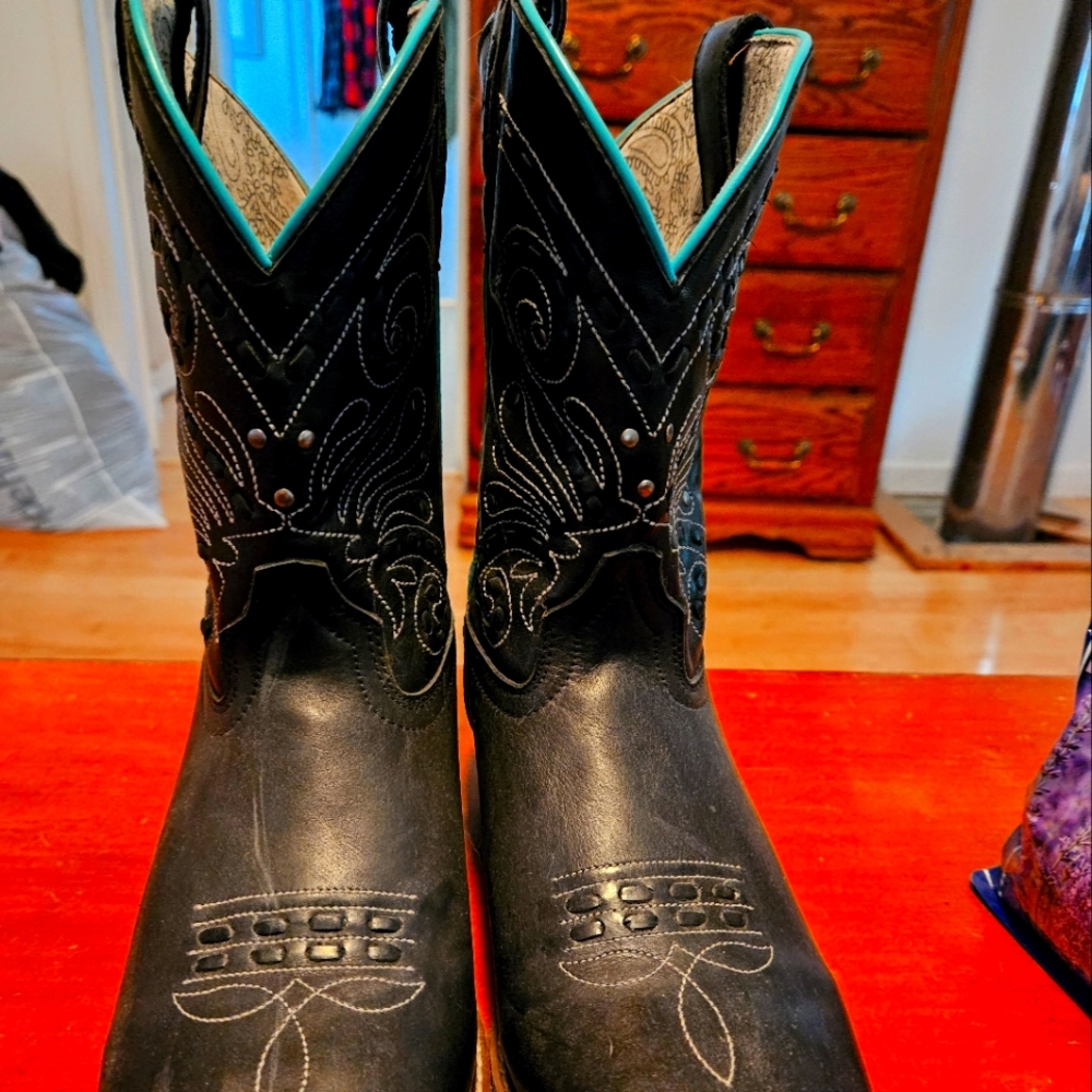 Women's cowboy boots size 11w